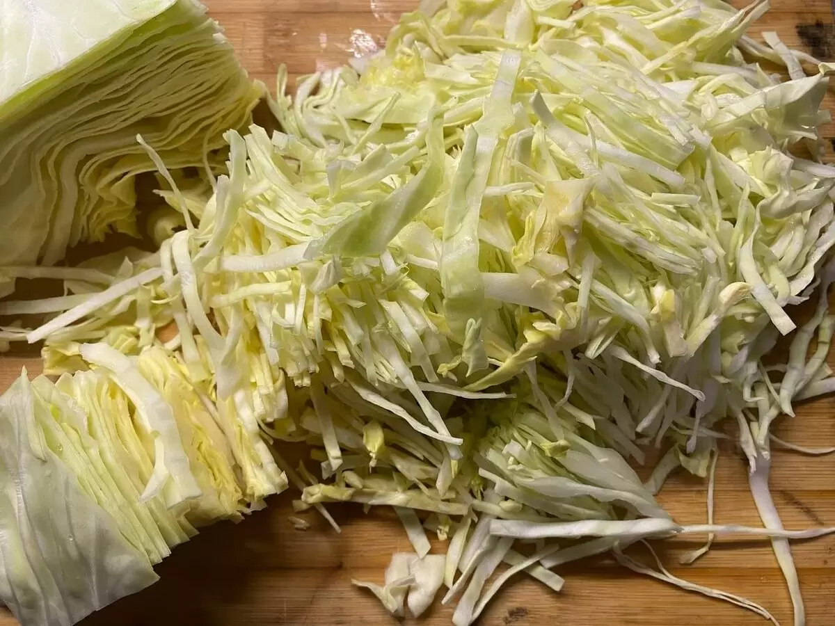 Квашеная капуста с изюминкой: простой рецепт для зимнего стола