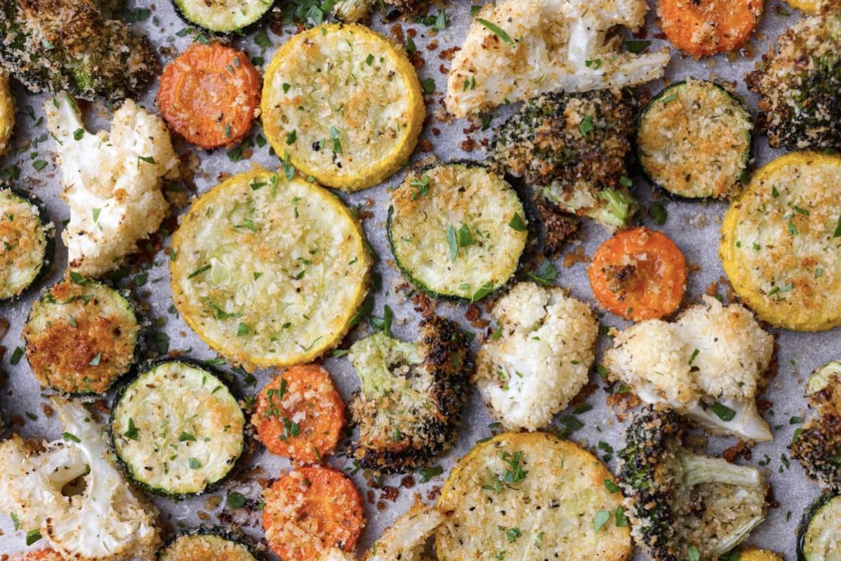 Овощи с хрустящей корочкой: искусство вкусных стейков и попкорна из капусты