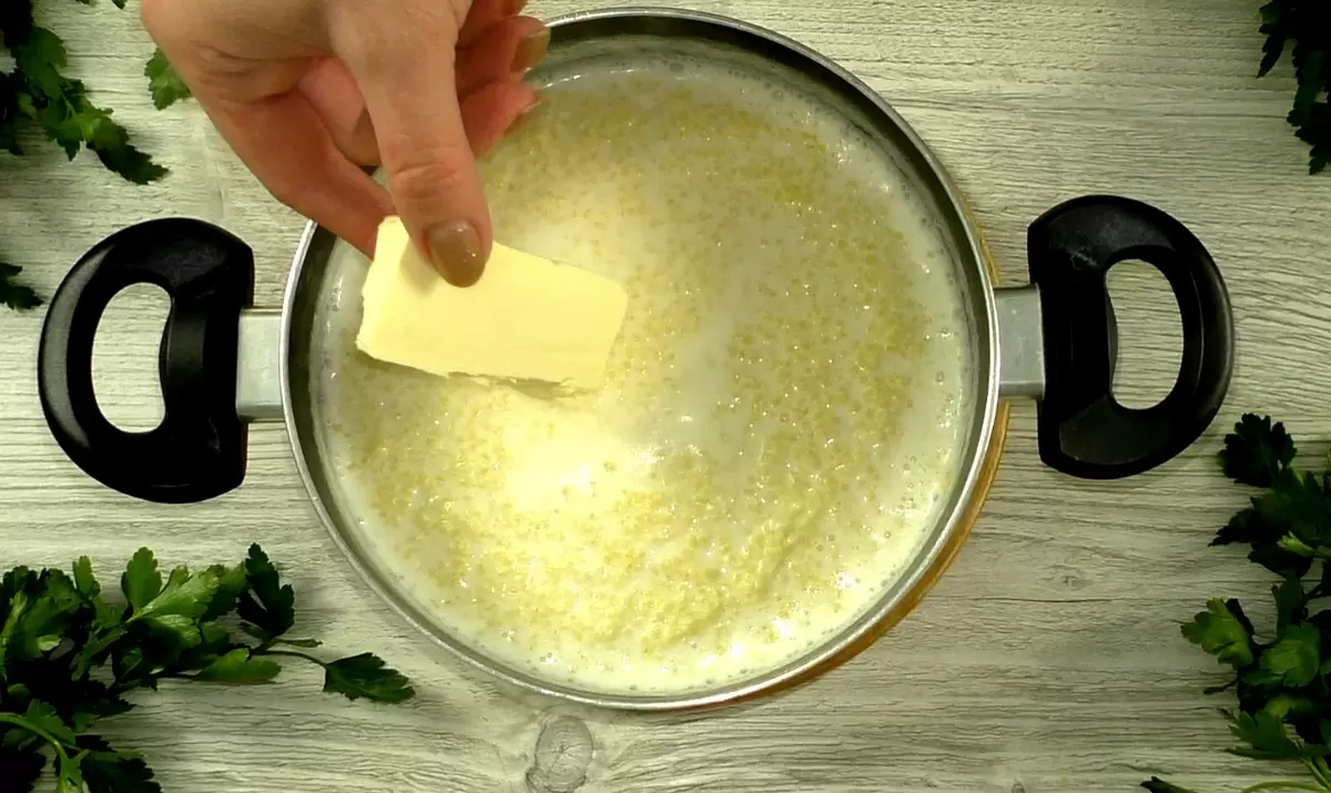 Нежная рисовая каша с карамелизированными яблоками: простой рецепт для утра