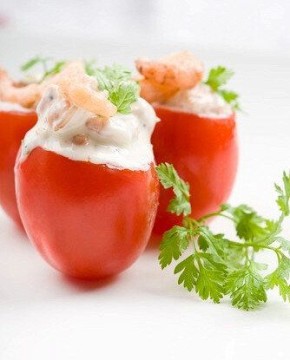 Летний салат с помидорами и креветками: идеальное блюдо для теплых дней