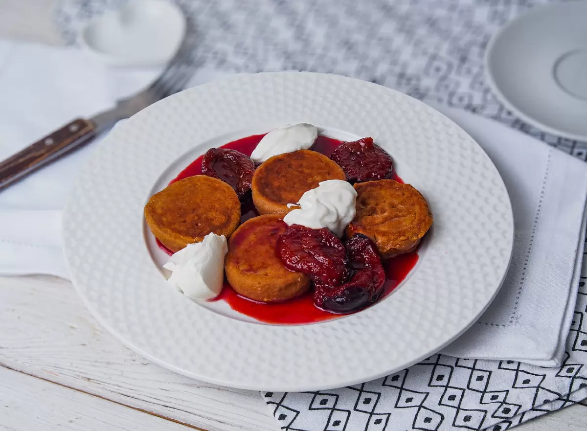 Незабываемый вкус: сырники с топленым творогом и сливами