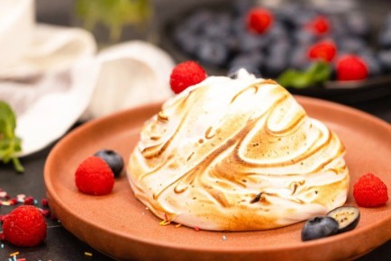 Летний десерт для гурманов: мороженое «Аляска» с меренгой и ягодами