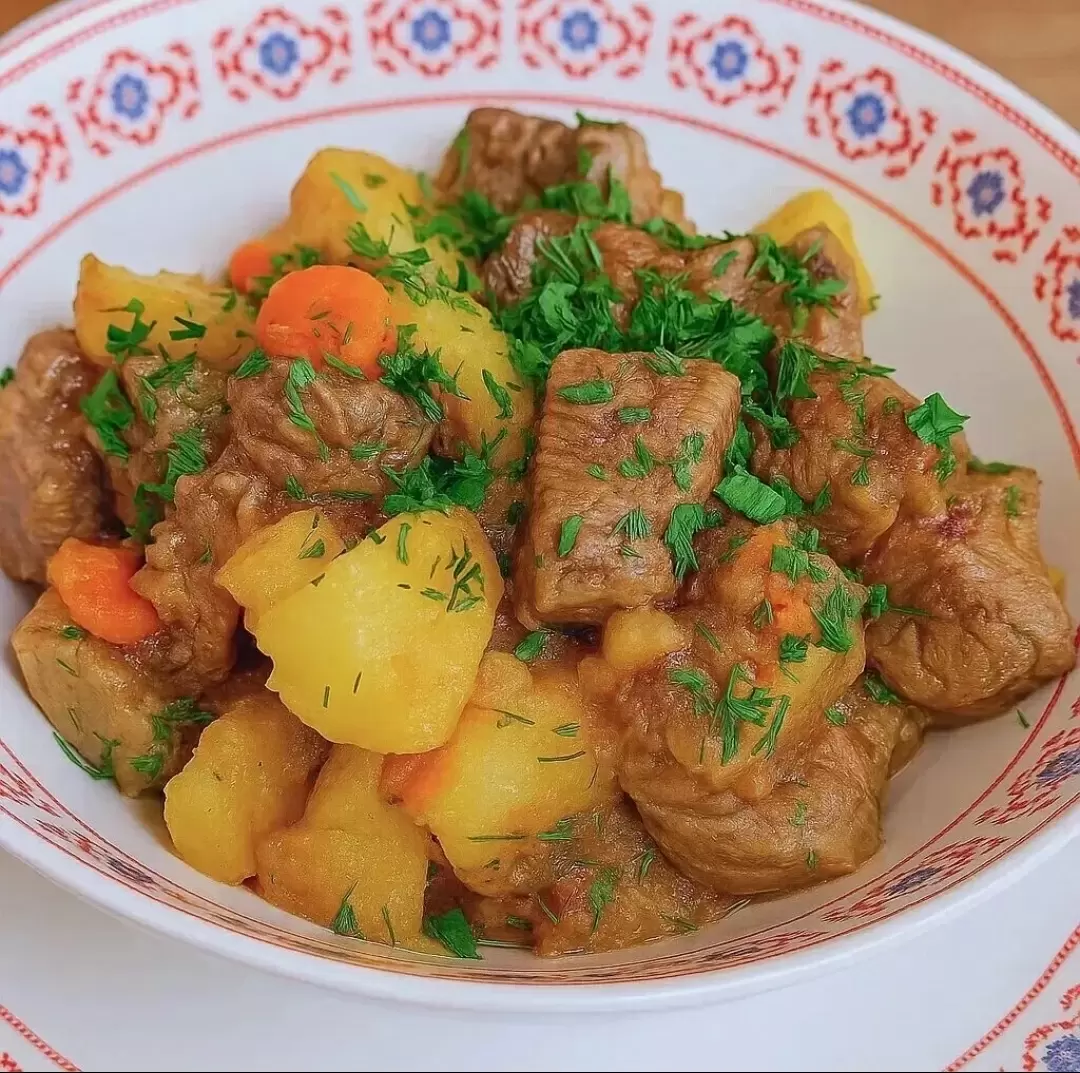 Невероятное жаркое из свинины с картошкой: сочетание домашнего уюта и гастрономического удовольствия