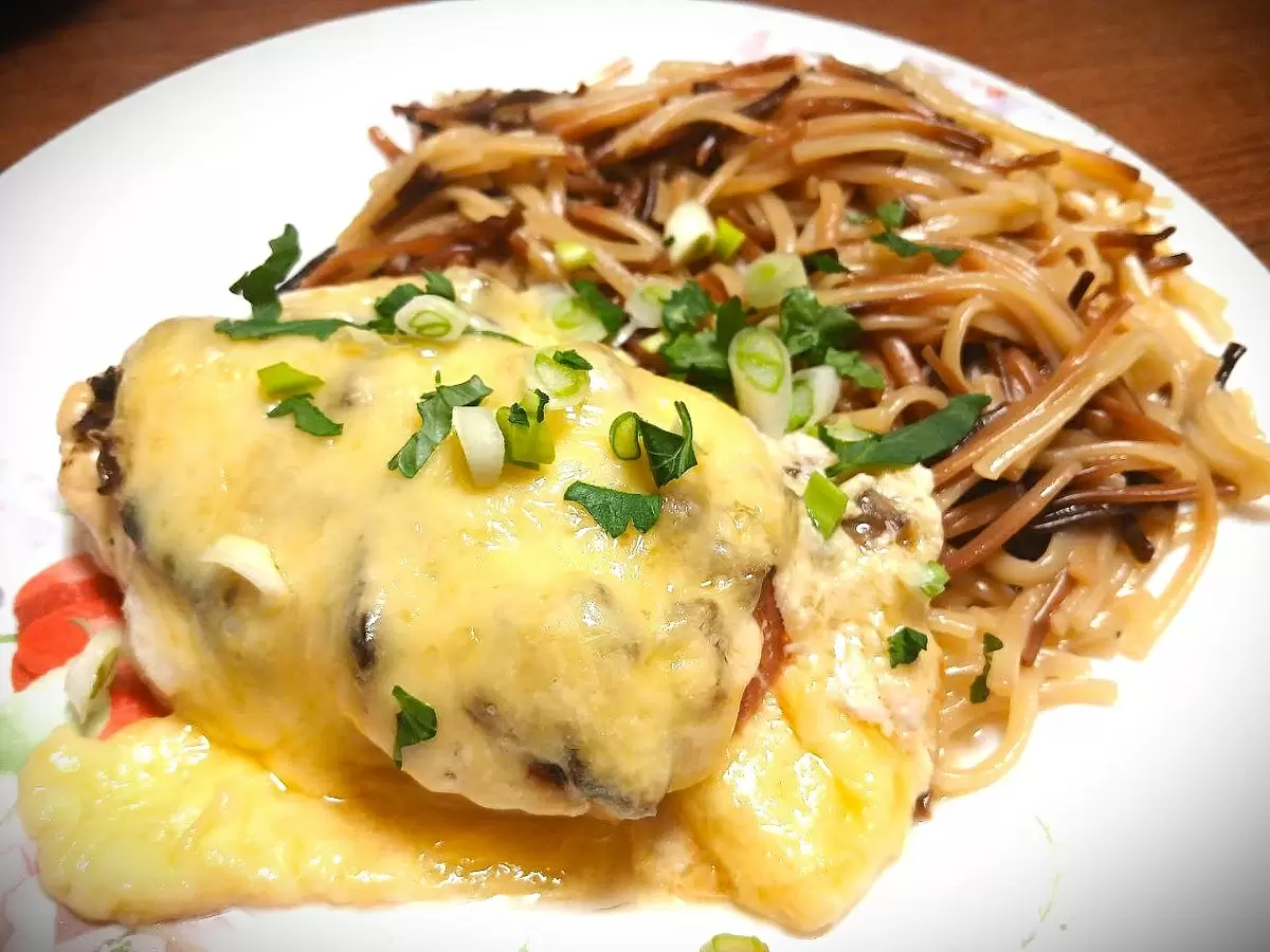 Свинина под сырной грибной шапочкой для уютного ужина