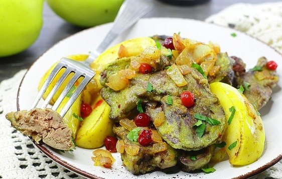 Нежная печень в духовке: волшебное сочетание с яблоками и клюквой