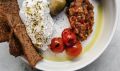 Вкус востока: Лабне с печеными томатами и хрустящими чипсами