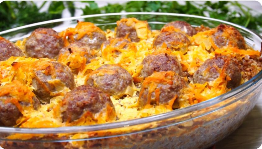 Семейный ужин в одной форме: сокровища гречки с мясными шариками
