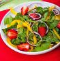 Летний взрыв вкуса: салат с клубникой и шпинатом, который удивит каждого