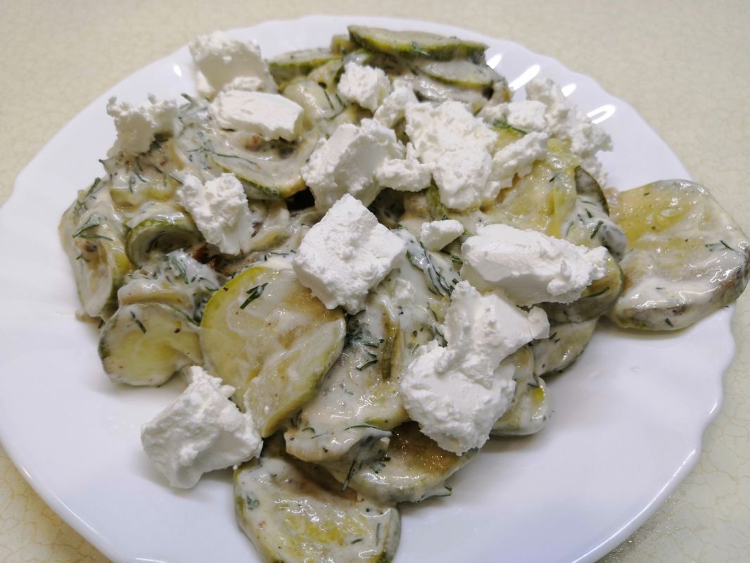 Теплый салат с кабачками и йогуртовой заправкой