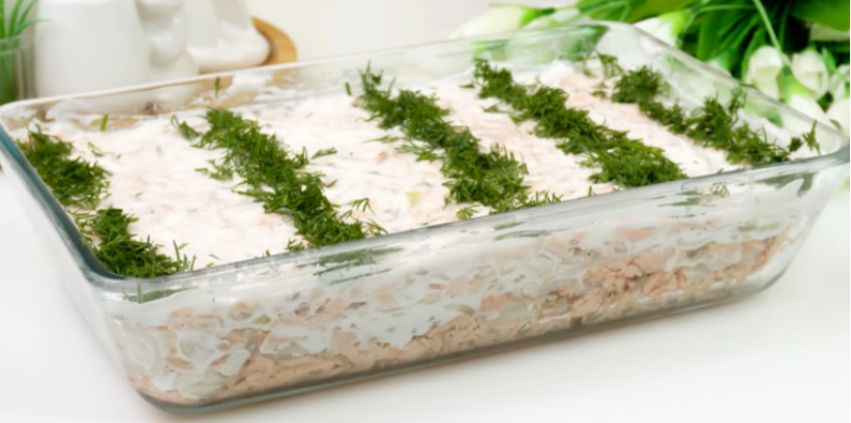 Новый взгляд на традиционные закуски: салат из красной рыбы, который покорит всех